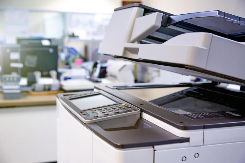 Choisir une imprimante multifonction professionnelle demande d'&eacute;valuer scanner, r&eacute;seau et volume d'impression